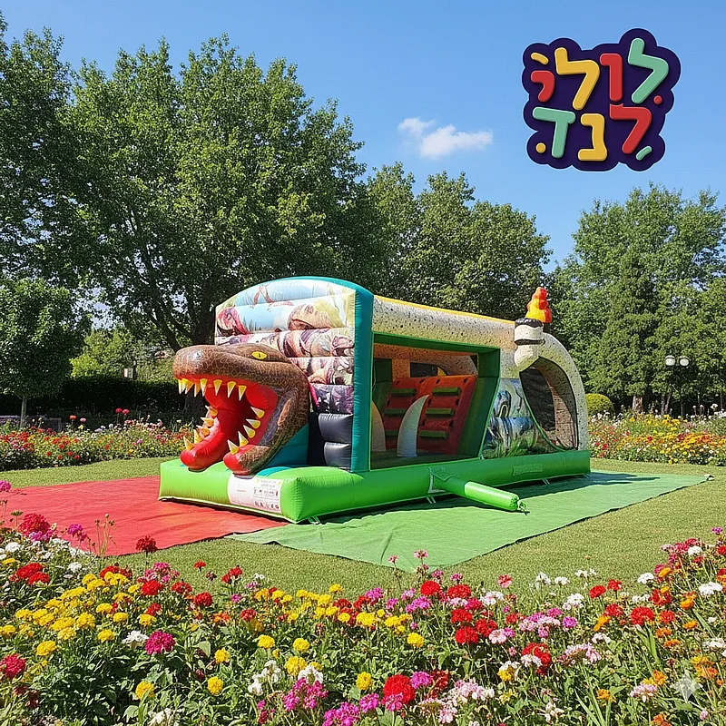 מסלול מכשולים מתנפח עם ראש דינוזאור פתוח בכניסה, על דשא בפארק